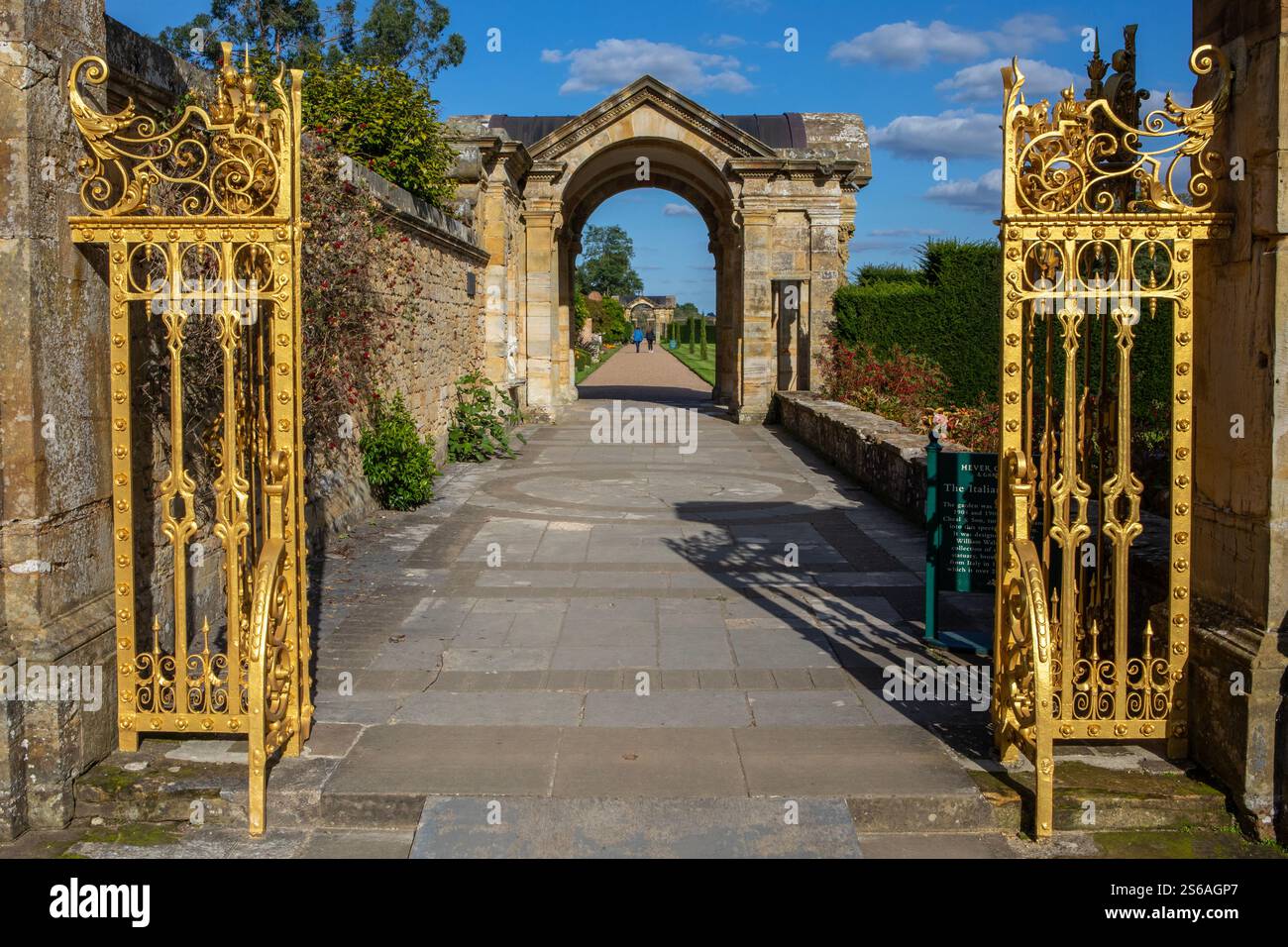 Kent, Regno Unito - 16 settembre 2024: Una vista nel bellissimo Giardino Italiano al Castello di Hever nel Kent, Regno Unito. Foto Stock