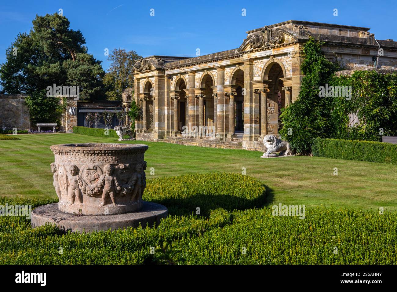 Kent, Regno Unito - 16 settembre 2024: Vista verso la Loggia nel Giardino Italiano presso lo splendido Castello di Hever nel Kent, Regno Unito. Foto Stock