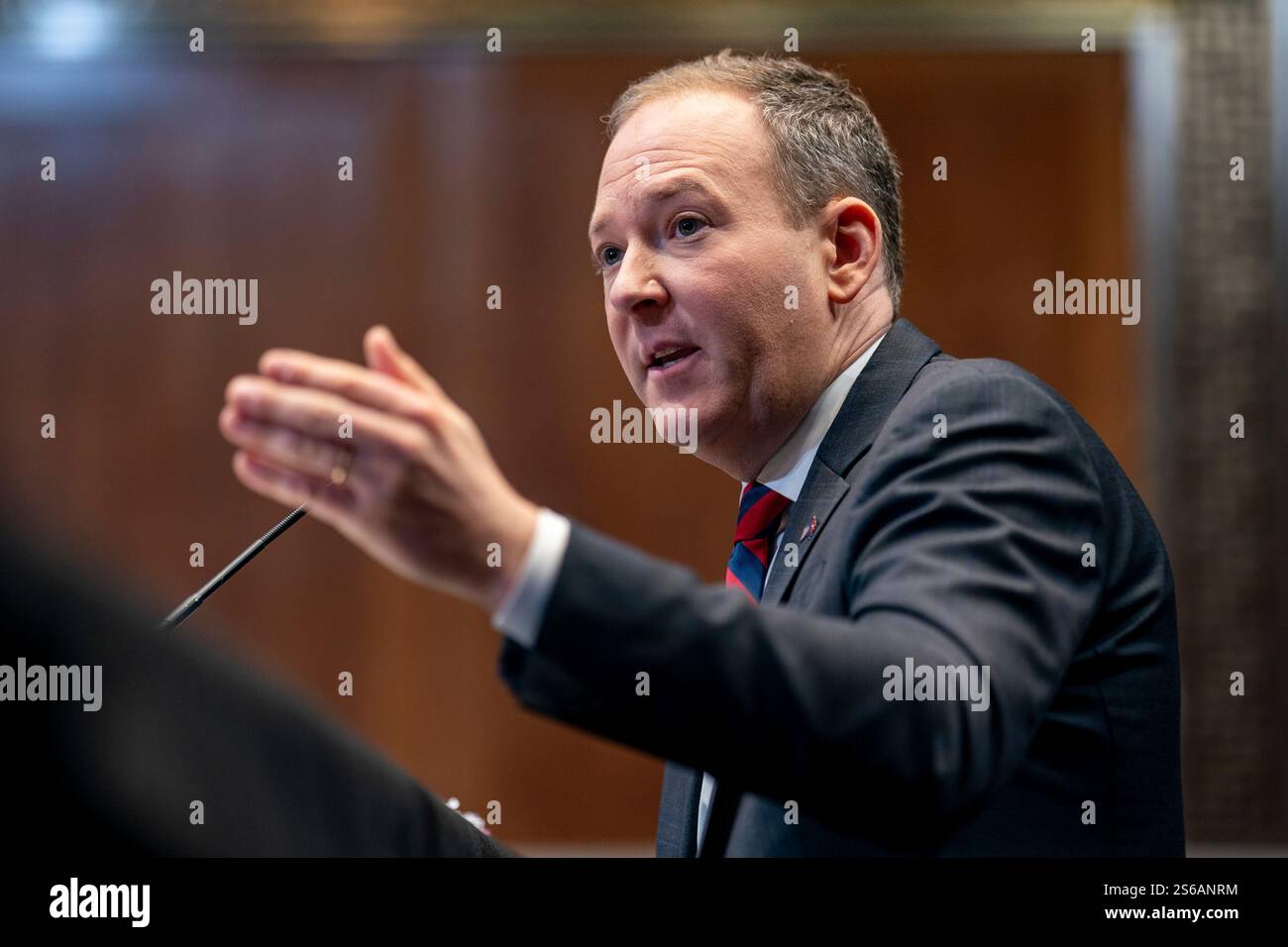 Washington, Stati Uniti. 16 gennaio 2025. Lee Zeldin testimonia durante un'audizione del Comitato per l'ambiente e i lavori pubblici del Senato per esaminare la sua nomina a Amministratore dell'Agenzia per la protezione ambientale, presso il Campidoglio degli Stati Uniti a Washington DC, giovedì 16 gennaio 2025. Foto di Ken Cedeno/UPI credito: UPI/Alamy Live News Foto Stock