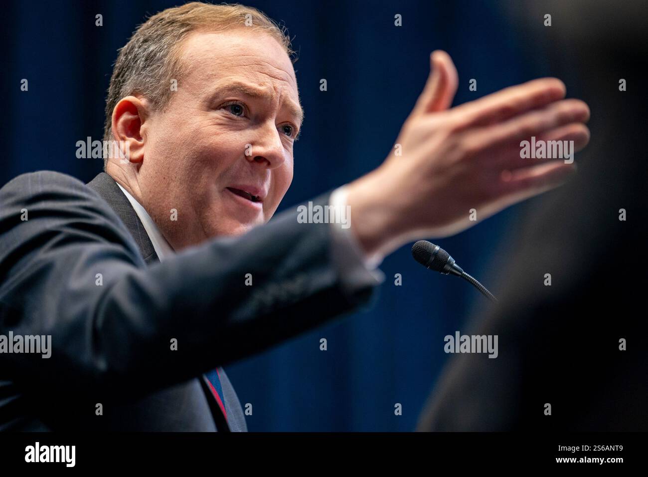 Washington, Stati Uniti. 16 gennaio 2025. Lee Zeldin testimonia durante un'audizione del Comitato per l'ambiente e i lavori pubblici del Senato per esaminare la sua nomina a Amministratore dell'Agenzia per la protezione ambientale, presso il Campidoglio degli Stati Uniti a Washington DC, giovedì 16 gennaio 2025. Foto di Ken Cedeno/UPI credito: UPI/Alamy Live News Foto Stock