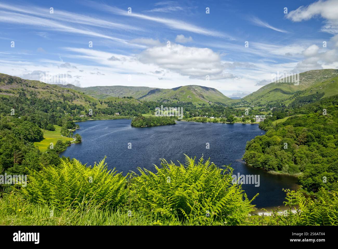 Lake District, Cumbria, Inghilterra, Regno Unito - Lago di Grasmere sotto un cielo blu in estate Foto Stock
