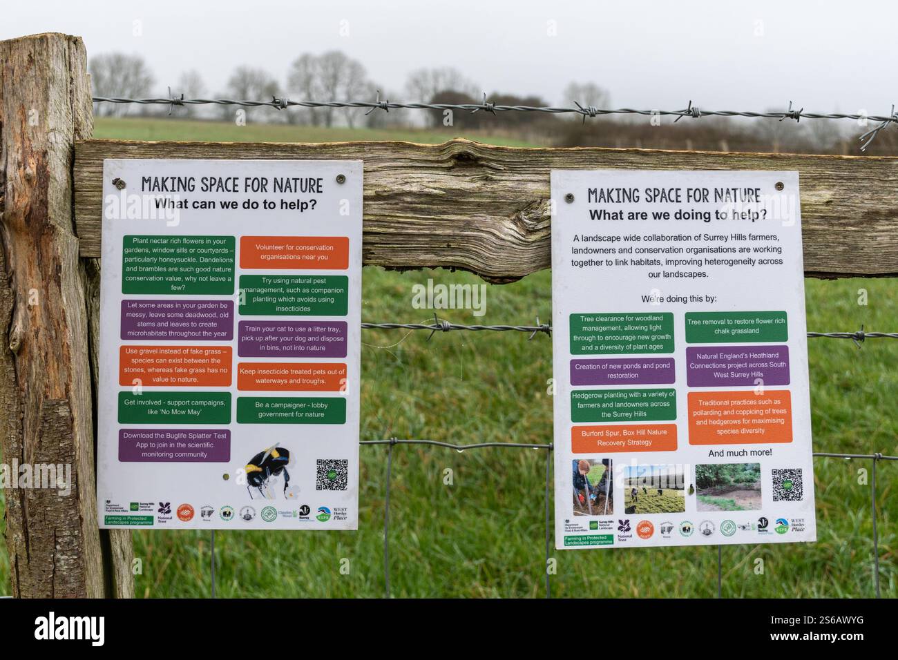 Fare spazio a cartelli o cartelli sulla recinzione intorno a un campo agricolo per migliorare la biodiversità, Surry Hills, Inghilterra, Regno Unito Foto Stock