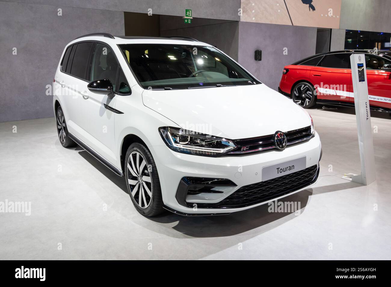 Volkswagen Touran R-Line al Salone dell'automobile di Bruxelles. Bruxelles, Belgio - 10 gennaio 2025. Foto Stock