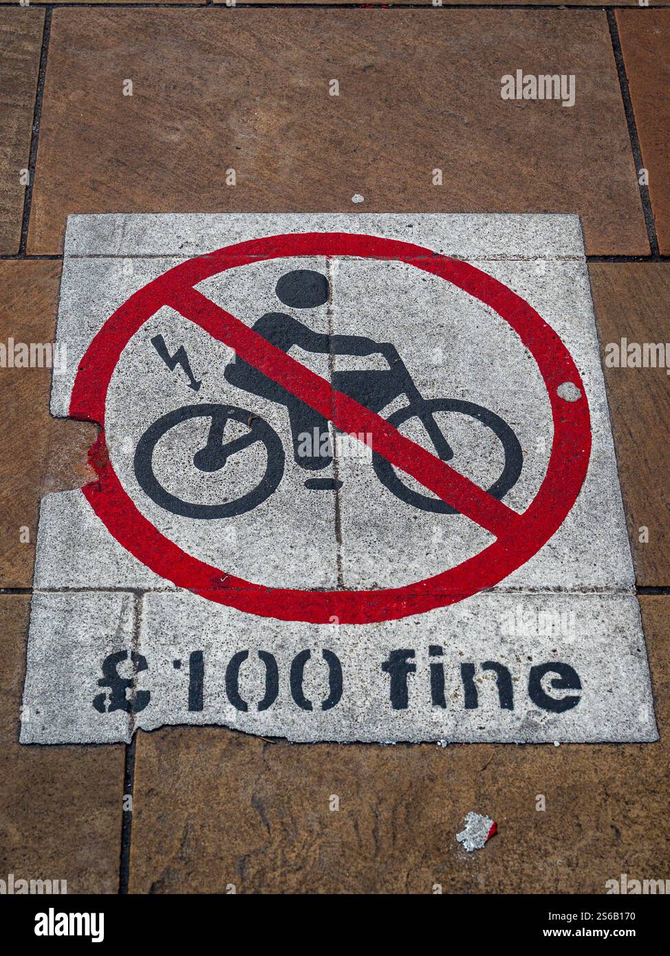 Limitazioni per biciclette elettriche e-bike ed e-scooter a Coventry nel centro della città. Ordine di protezione degli spazi pubblici che obbliga i passeggeri a scendere o a pagare una multa di £100 Foto Stock