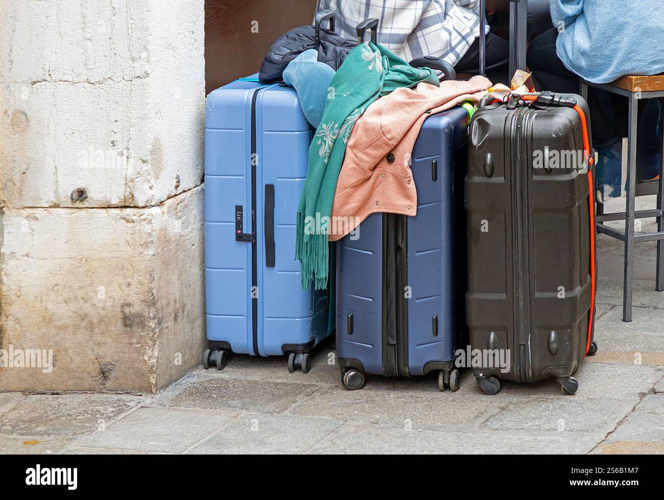 Porta valigie e borse all'aperto su Venice Street Foto Stock