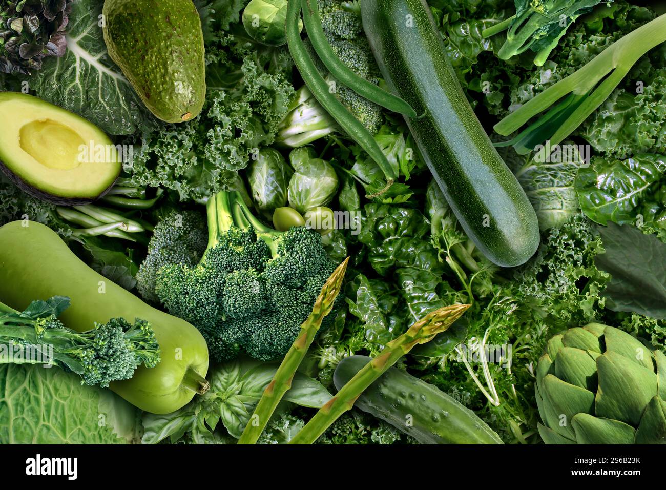 Verdure verdi della dieta Mediterranea e sottofondo alimentare a foglia scura come un concetto salutare di prodotti freschi dell'orto con antiossidanti e flavonoli Foto Stock