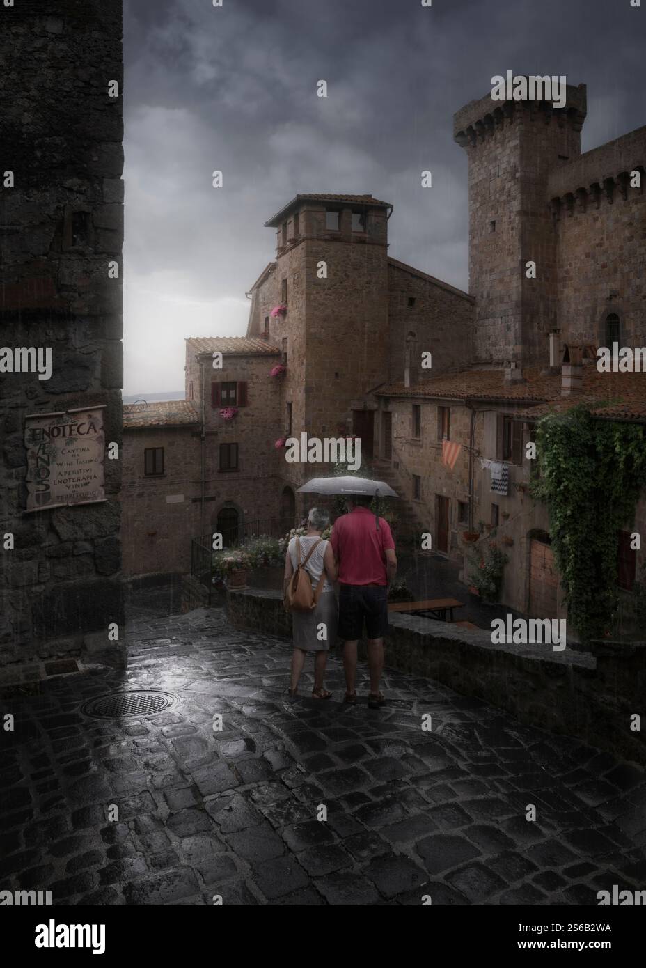 Una romantica passeggiata sotto la pioggia attraverso le strade medievali di Bolsena, Italia. Foto Stock