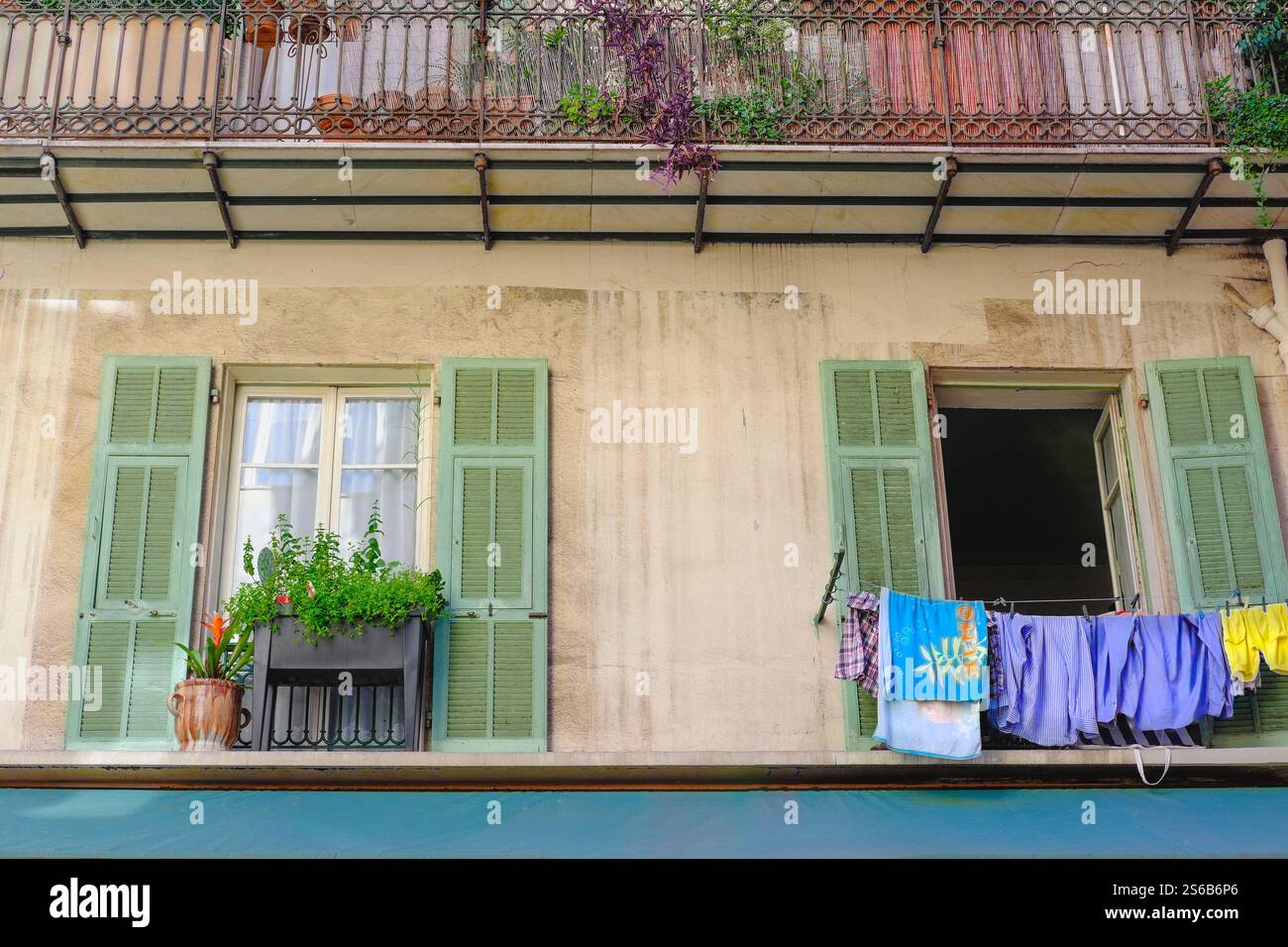 Asciugatura della lavanderia appesa alla finestra dell'edificio dell'appartamento Foto Stock