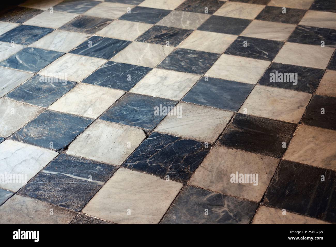 Pavimento in marmo con motivo a scacchi bianco e nero Foto Stock