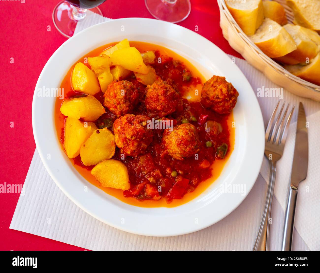 Polpette di albondigas con salsa vegetale e contorno di patate Foto Stock