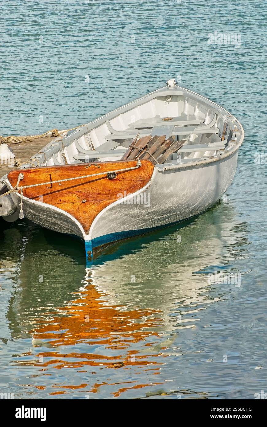 Luce brillante e riflesso in legno nella baia di San Francisco presso il San Francisco Maritime National Historical Park Foto Stock