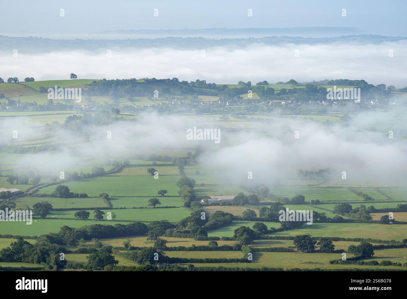 Bassa nebbia e sacche di nebbia sui livelli del Somerset, come si vede da Deer Leap sulle colline di Mendip, nel Regno Unito Foto Stock