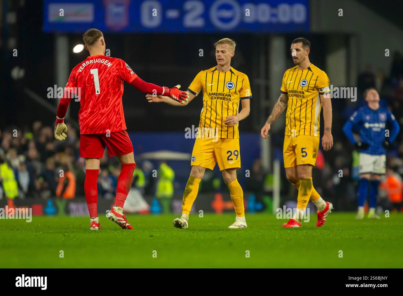 Jan Paul van Hecke di Brighton & Hove Albion festeggia con Bart Verbruggen di Brighton & Hove Albion dopo la partita di Premier League tra Ipswich Town e Brighton e Hove Albion a Portman Road, Ipswich, giovedì 16 gennaio 2025. (Foto: David Watts | mi News) crediti: MI News & Sport /Alamy Live News Foto Stock