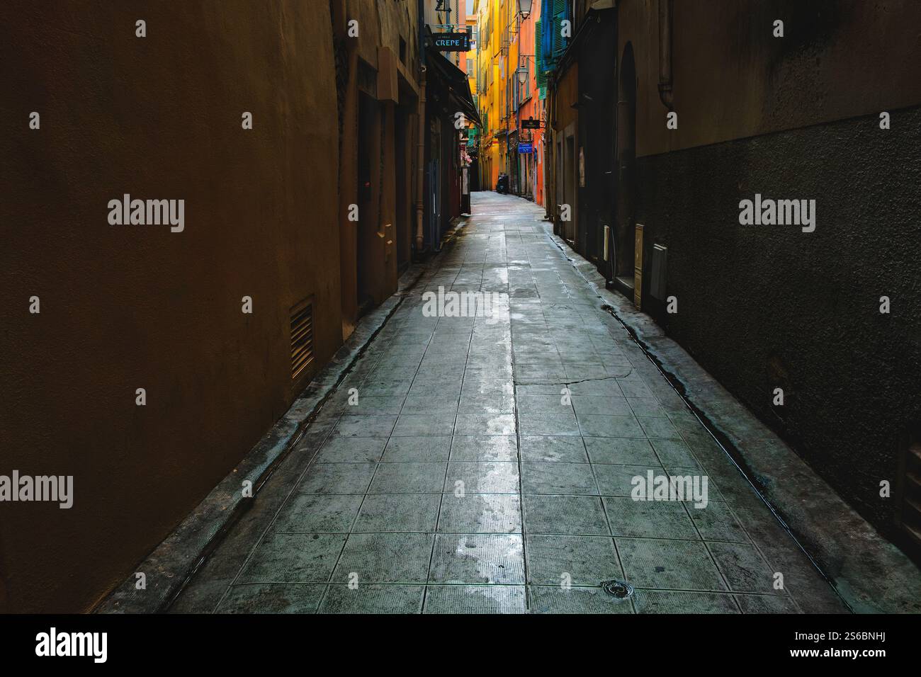 Vicolo di prima mattina, città vecchia, Nizza, Francia Foto Stock Vicolo di prima mattina, città vecchia, Nizza, Francia Foto Stock