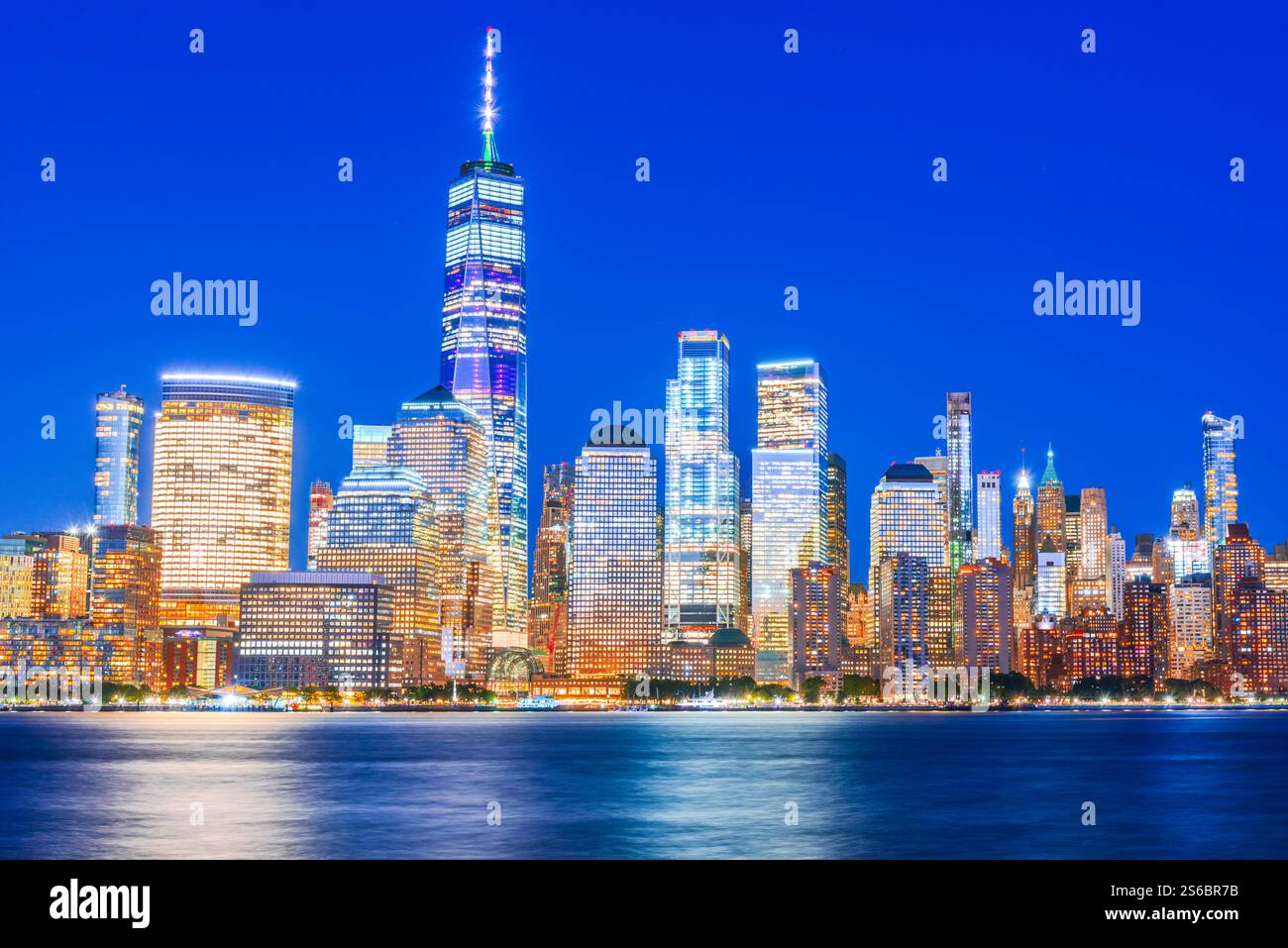New York, Stati Uniti. Uno splendido panorama notturno di New York e Manhattan, con grattacieli scintillanti e vivaci luci della città. Foto Stock