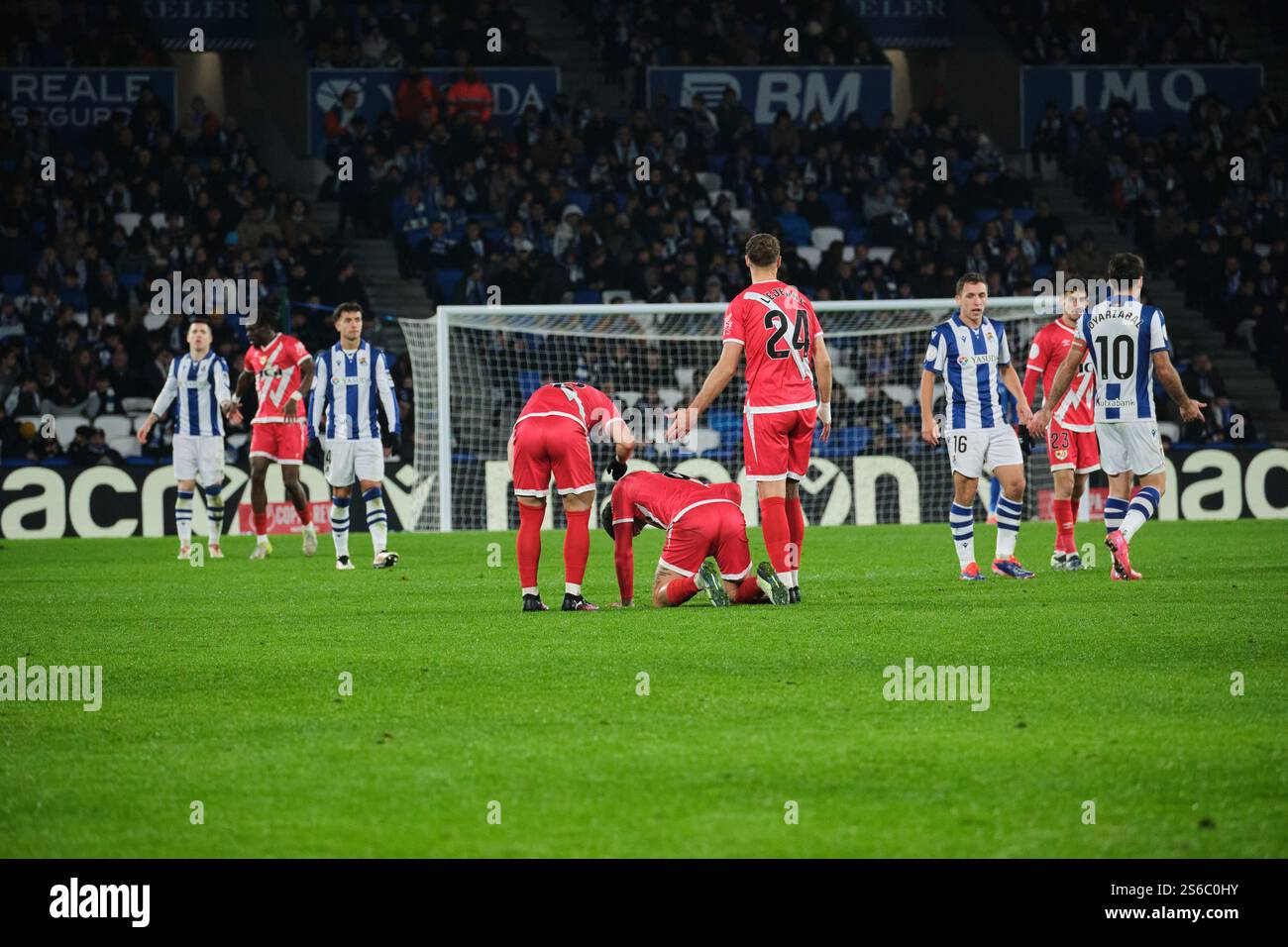 Donostia / San Sebastián, Gipuzkoa, Spagna - 16 gennaio 2025: Óscar Trejo è a terra, assistito dai suoi compagni di squadra Pacha Espino e Lejeune nella partita Real Sociedad vs Rayo Vallecano, parte della Copa del Rey spagnola, tenutasi allo Stadio reale Arena. Crediti: Rubén Gil/Alamy Live News. Foto Stock