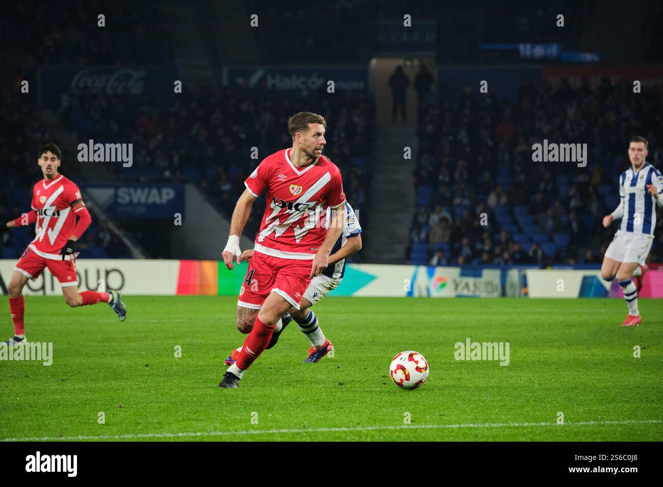 Donostia / San Sebastián, Gipuzkoa, Spagna - 16 gennaio 2025: Lejeune lancia il pallone nella partita Real Sociedad vs Rayo Vallecano, parte della Copa del Rey spagnola, tenutasi allo Stadio reale Arena. Crediti: Rubén Gil/Alamy Live News. Foto Stock