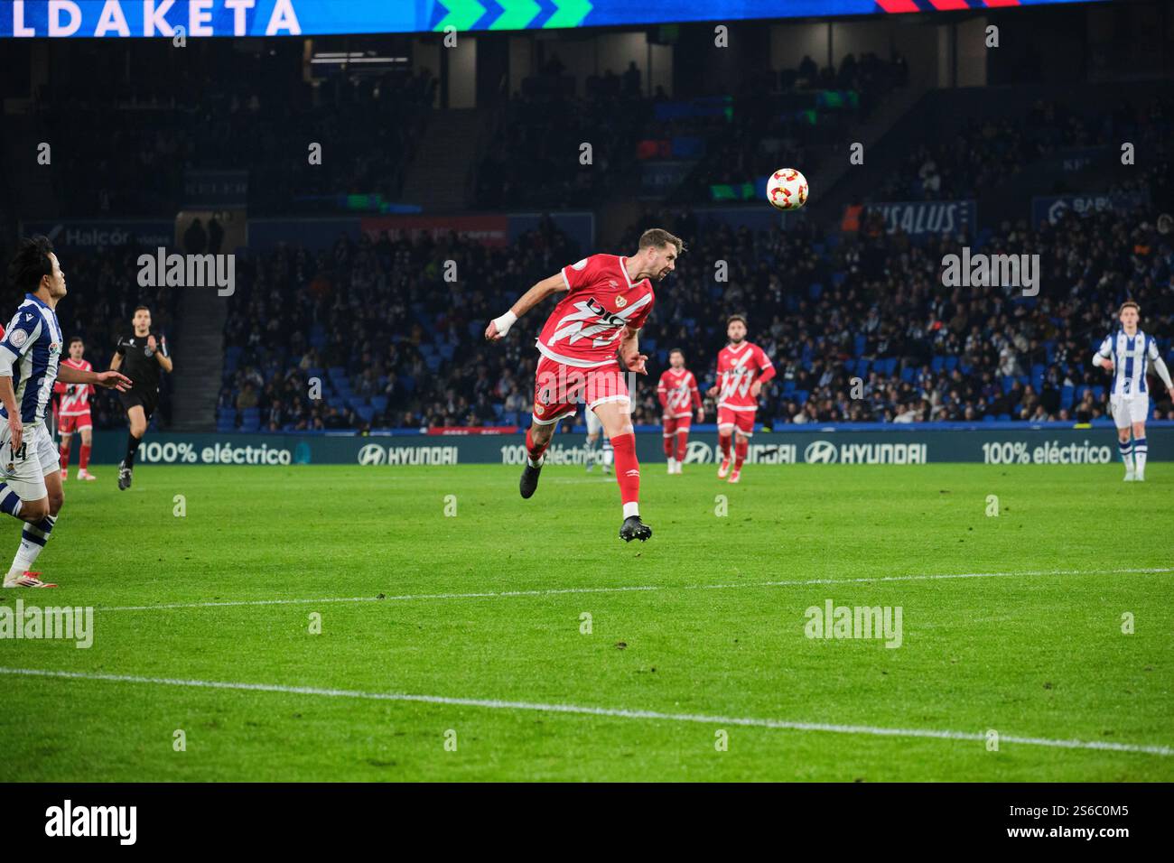 Donostia / San Sebastián, Gipuzkoa, Spagna - 16 gennaio 2025: Florian Lejeune che schiera un pallone aereo nella partita Real Sociedad vs Rayo Vallecano, parte della Copa del Rey spagnola, tenutasi allo Stadio reale Arena. Crediti: Rubén Gil/Alamy Live News. Foto Stock