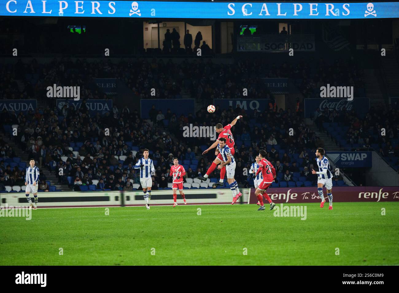Donostia / San Sebastián, Gipuzkoa, Spagna - 16 gennaio 2025: Lejeune contesta per un pallone aereo con Mikel Oyarzabal nella partita Real Sociedad vs Rayo Vallecano, parte della Copa del Rey spagnola, tenutasi allo Stadio reale Arena. Crediti: Rubén Gil/Alamy Live News. Foto Stock
