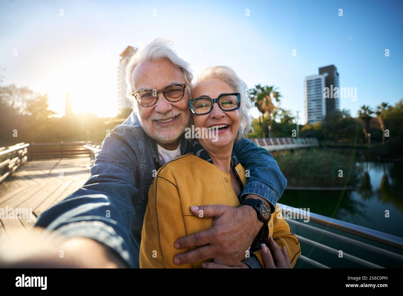 Ritratto felice coppia turistica senior che prende selfie all'aperto nella città storica. Telefono cellulare con foto. Foto Stock