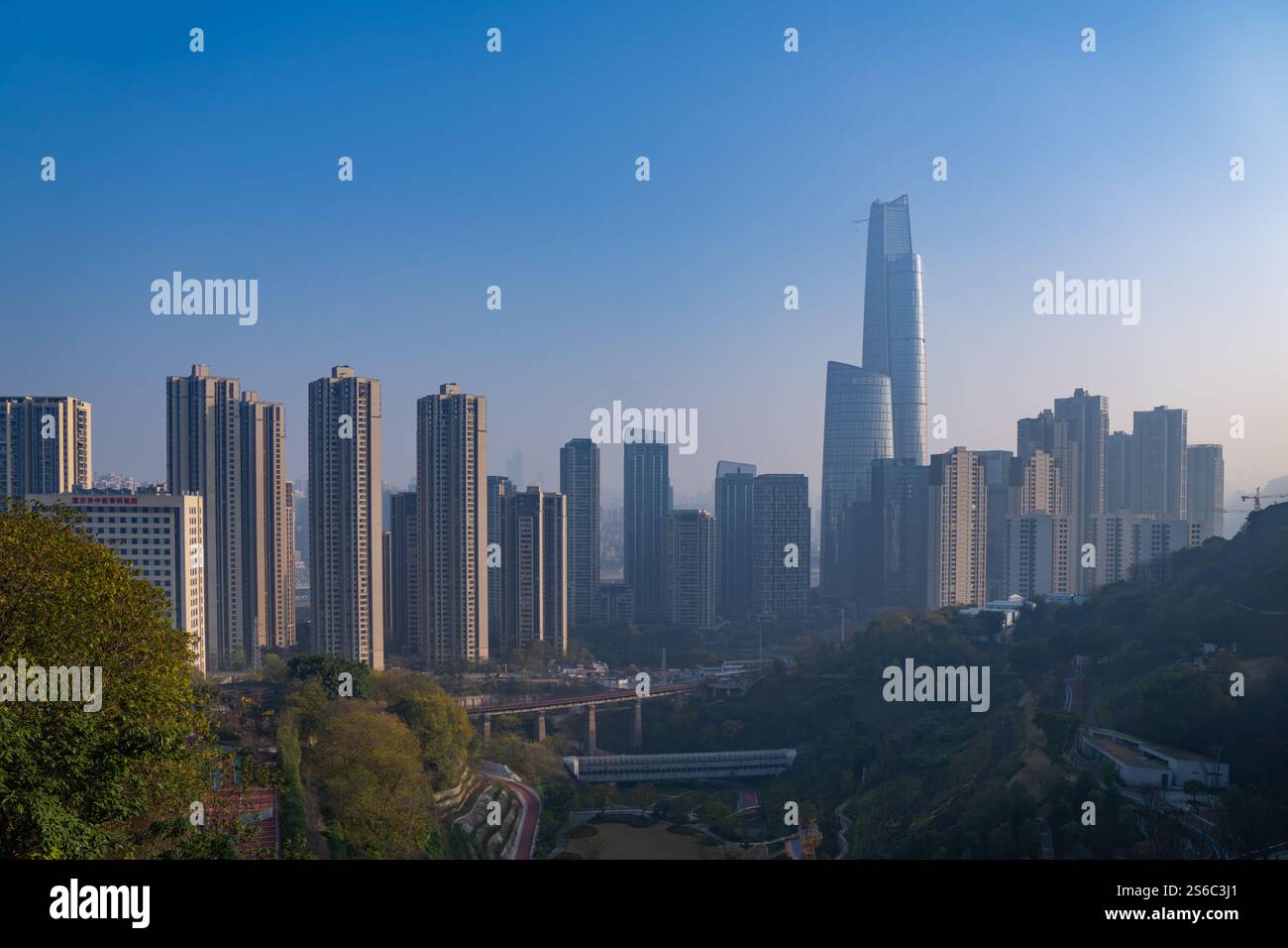 L'edificio più alto, il Land-Sea International Center di 458 metri, si trova a Chongqing, in Cina, il 12 gennaio 2025. Foto Stock