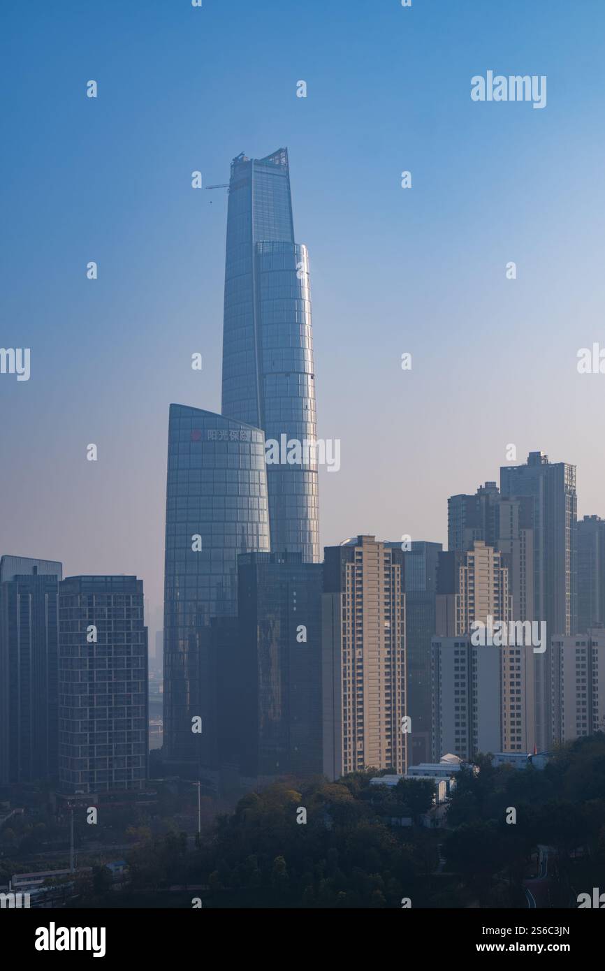 L'edificio più alto, il Land-Sea International Center di 458 metri, si trova a Chongqing, in Cina, il 12 gennaio 2025. Foto Stock