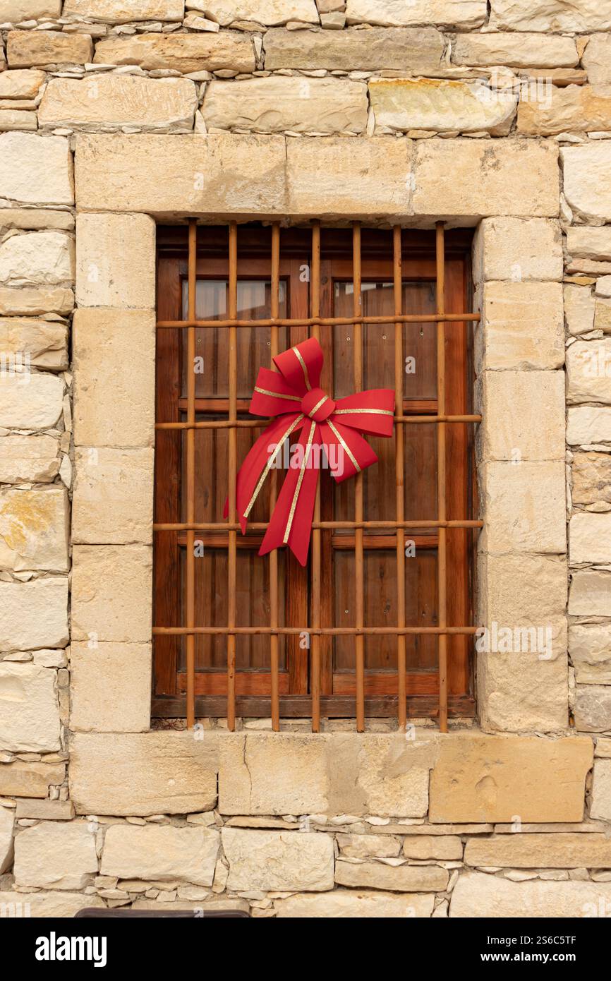 Decorazioni con fiocco rosso e oro natalizio Foto Stock