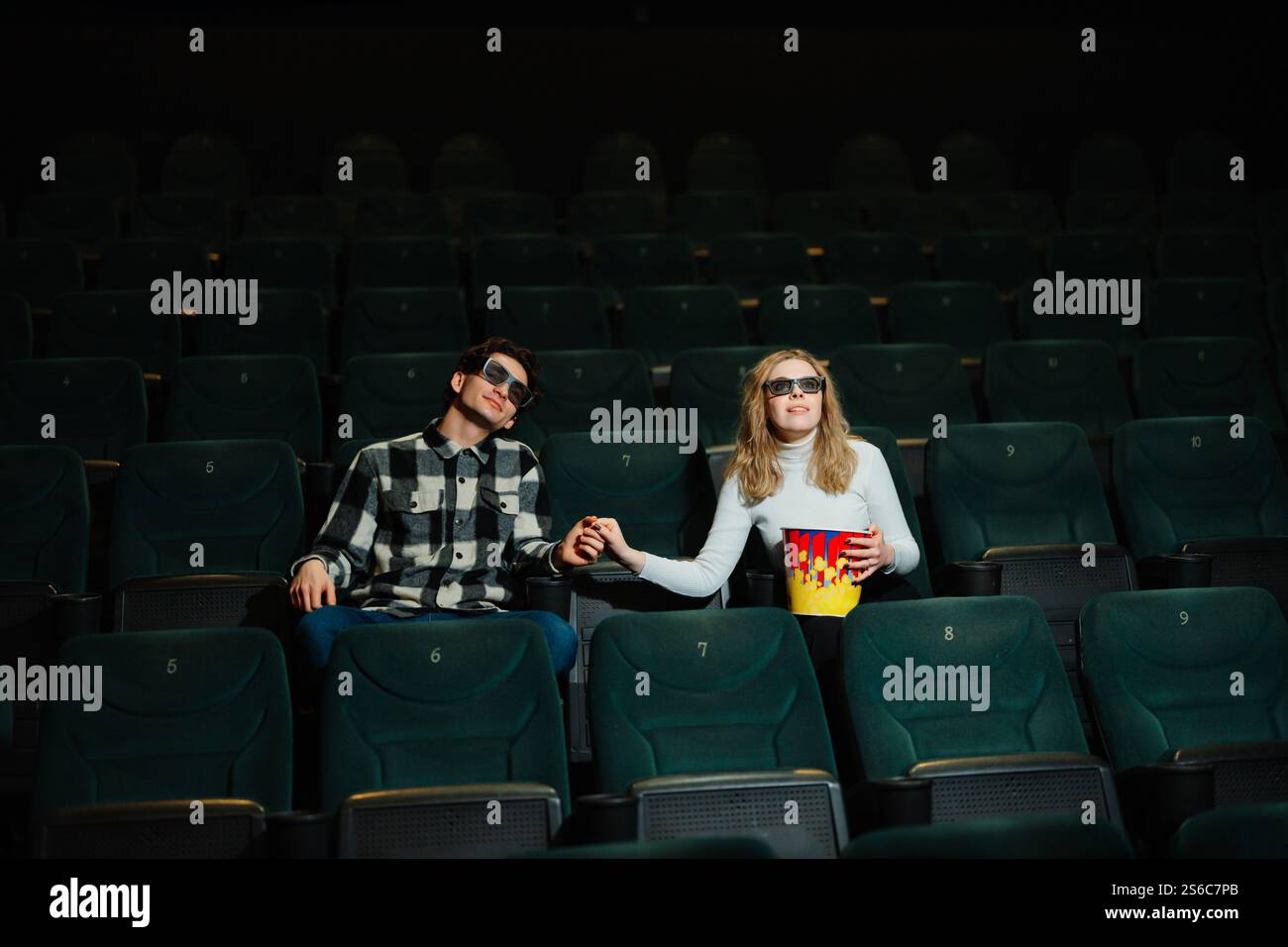 La coppia ama un appuntamento al cinema con popcorn in un cinema Foto Stock