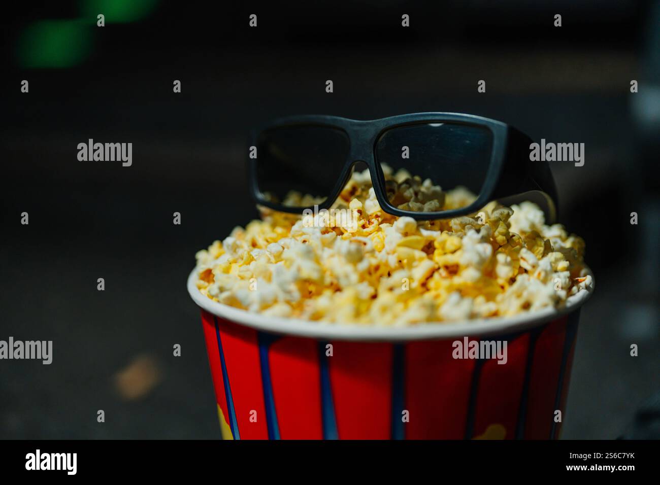 Popcorn con occhiali da sole in un divertente ambiente notturno Foto Stock