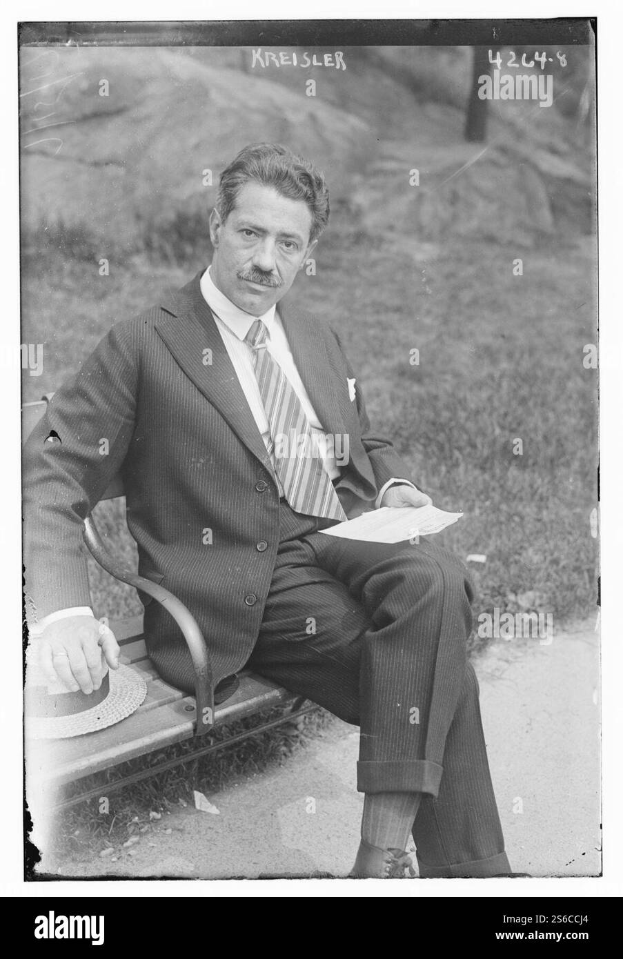 Fritz Kreisler nel 1917 seduto su una panchina del parco. Foto Stock