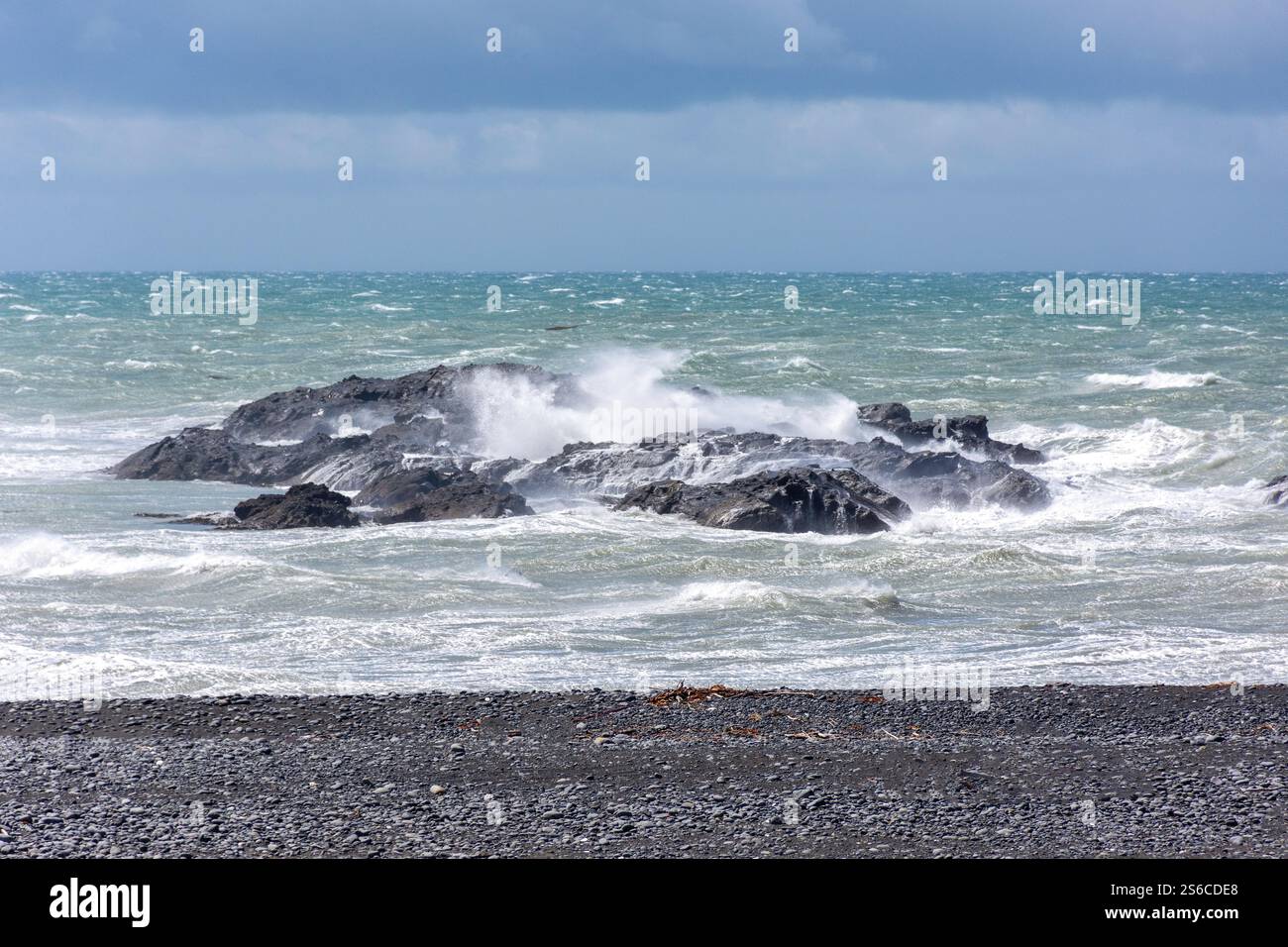 Mari e rocce scoscese a Okiwi Bay, State Highway 1, Kaikōura, Canterbury Region, South Island, nuova Zelanda Foto Stock