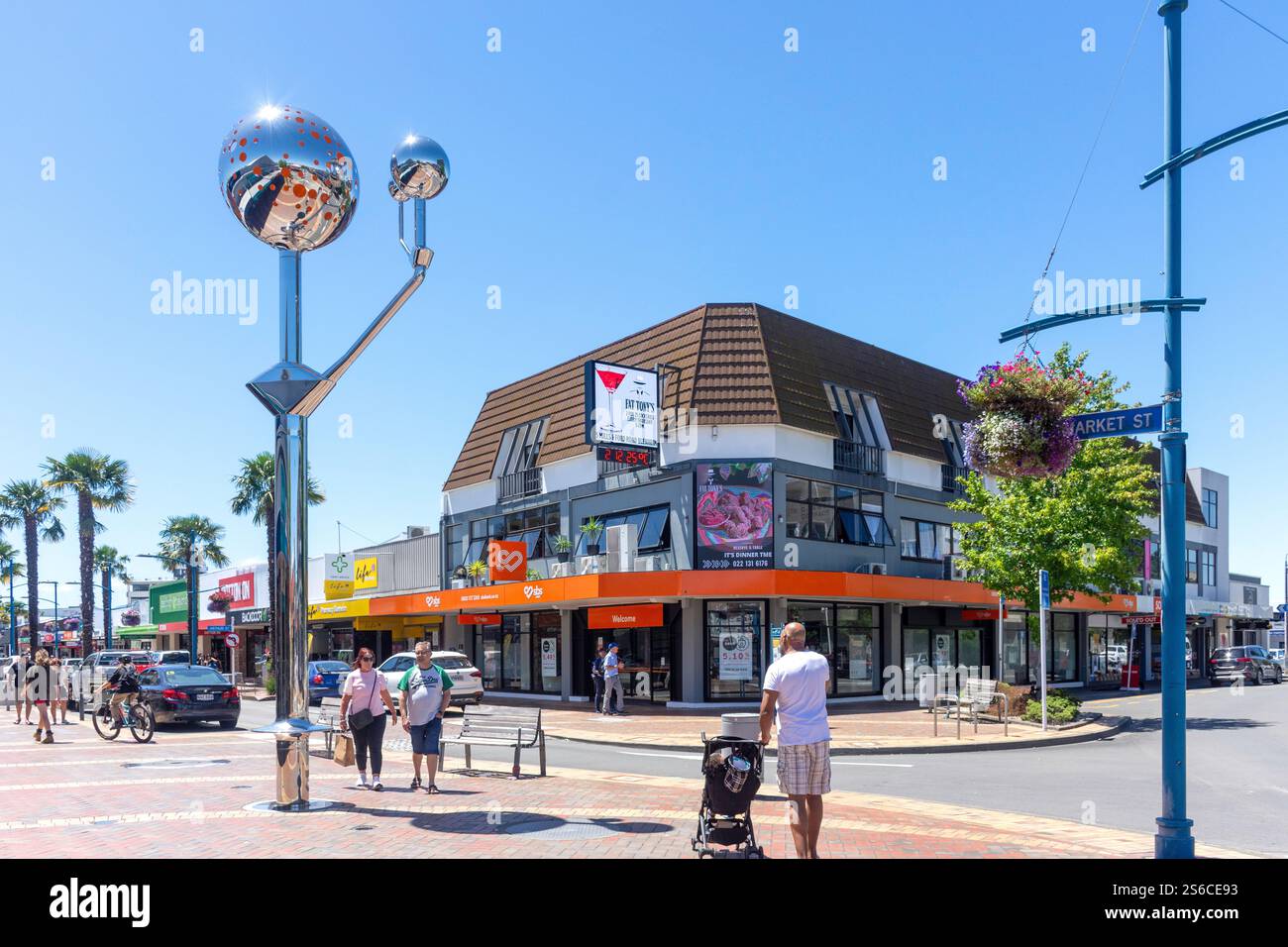 Scultura Head Nor Tails, Market Street, Blenheim (Waiharakeke), Marlborough Region, South Island, nuova Zelanda Foto Stock