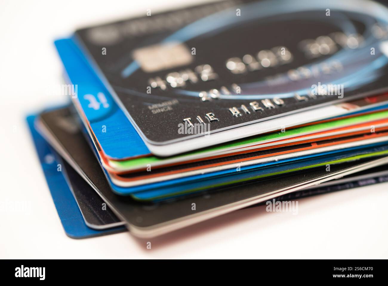 Sfondo macro con carta di credito o debito a chiave bassa con attenzione selettiva al microchip Foto Stock