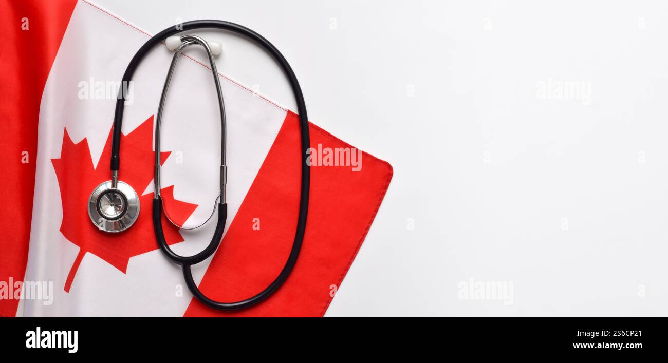Concetto sanitario del Canada, stetoscopio in cima alla bandiera canadese su sfondo bianco con banner web copy space Foto Stock