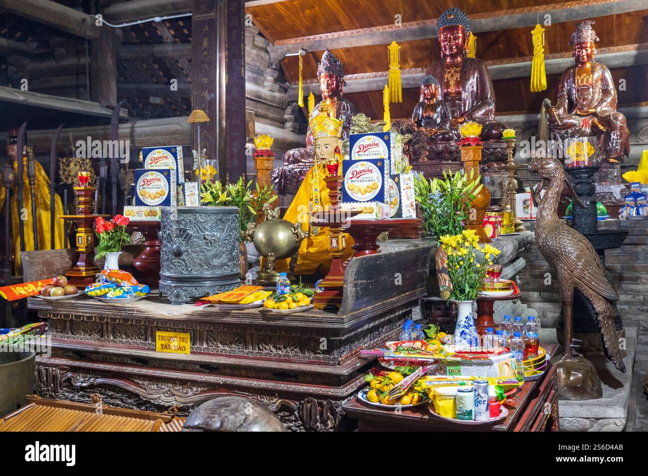 Altare ornato da offerte e statue in un tempio tradizionale, Pagoda Thay, casa comunale, villaggio di Sài Sơn, distretto di Quoc Oai, Hanoi, Vietnam, Foto Stock