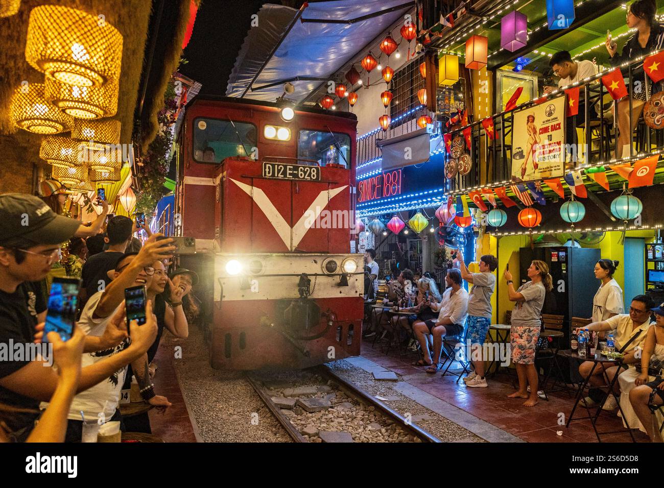 Il treno arriva per i turisti in via ferroviaria di Đường Phùng Hưng o via ferroviaria, quartiere vecchio, Hanoi, Vietnam, venerdì, 1 novembre 2024. Foto Stock