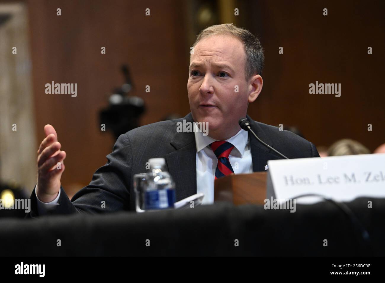 Washington, USA. 16 gennaio 2025. Lee Zeldin, candidato al presidente eletto degli Stati Uniti Donald Trump come Amministratore dell'Agenzia per la protezione ambientale, parla durante la sua audizione di conferma del Senato ambiente e lavori pubblici a Capitol Hill il 16 gennaio 2025 a Washington, DC. Credito: Chen Mengtong/China News Service/Alamy Live News Foto Stock