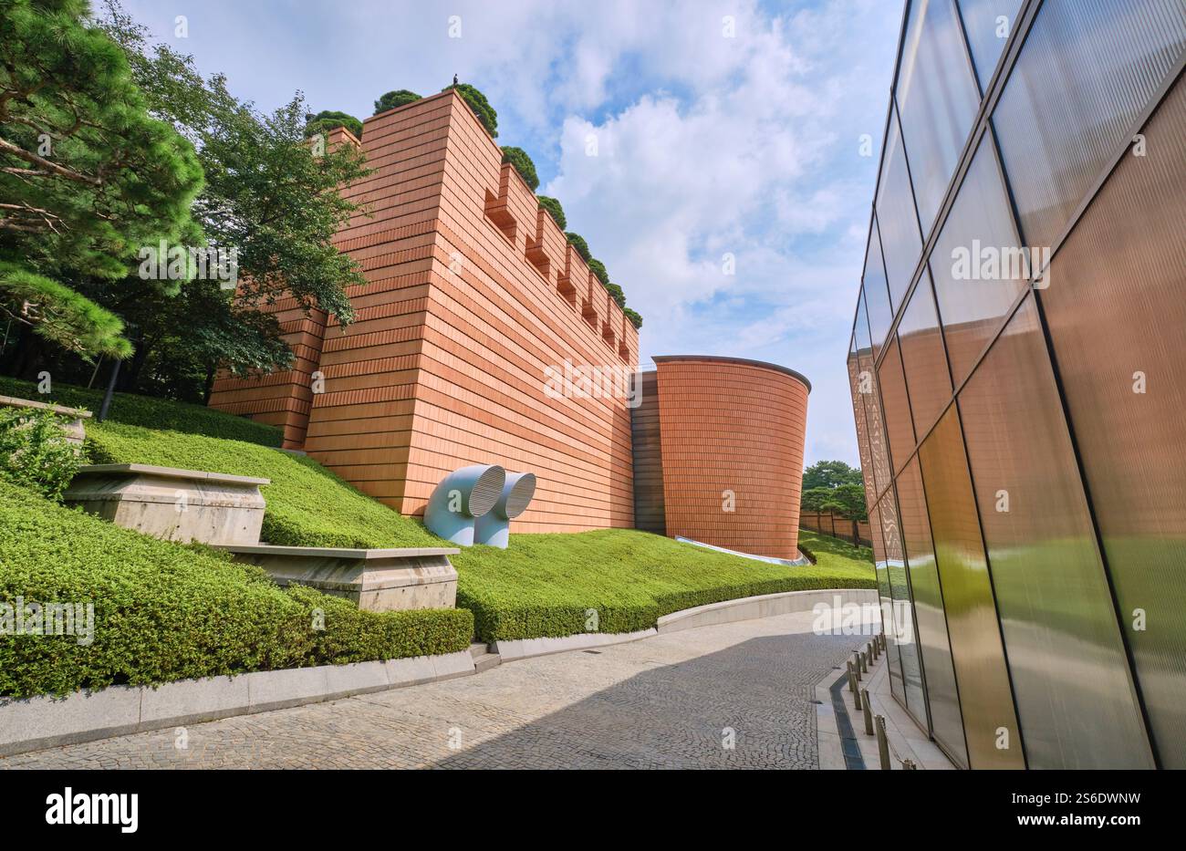 Uno sguardo ai materiali misti, ricurvo, mattoni arancioni. Vista esterna dell'architettura moderna e del design del Leeum Museum of Art di Seoul, Corea del Sud. Foto Stock