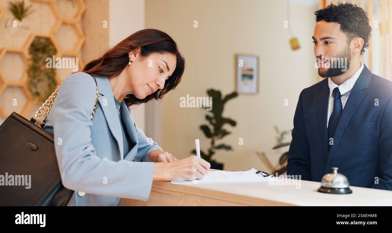 Hotel, firma e donna alla scrivania con uomo, documenti e servizio di ricevimento per l'ospitalità. Check-in, registrazione e receptionist con il cliente all'indirizzo Foto Stock