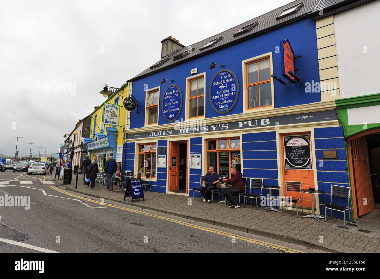 Paesaggio urbano, via dello shopping, passanti di fronte a un pub, Dingle, Dingle Peninsula, County Kerry, Slea Head Drive, Wild Atlantic Way, Irlanda, Europa Foto Stock
