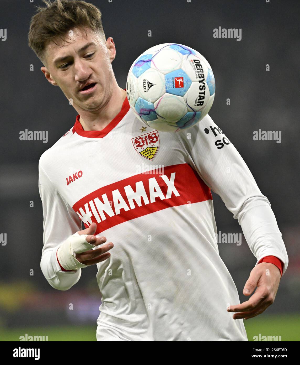 Angelo Stiller VfB Stuttgart (06) azione sul pallone MHPArena, MHP Arena Stuttgart, Baden-Wuerttemberg, Germania, Europa Foto Stock