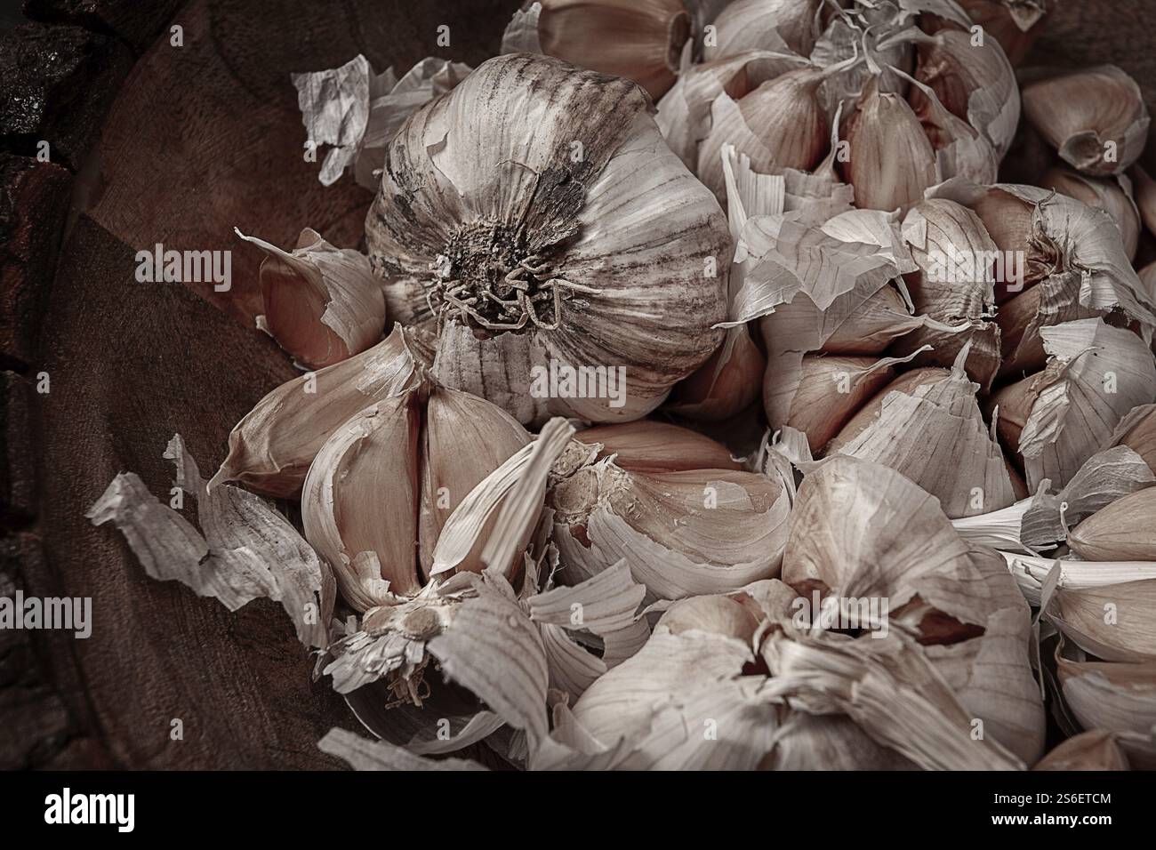 Aglio fresco, in un piatto di legno, vista dall'alto, primo piano, nessuno Foto Stock