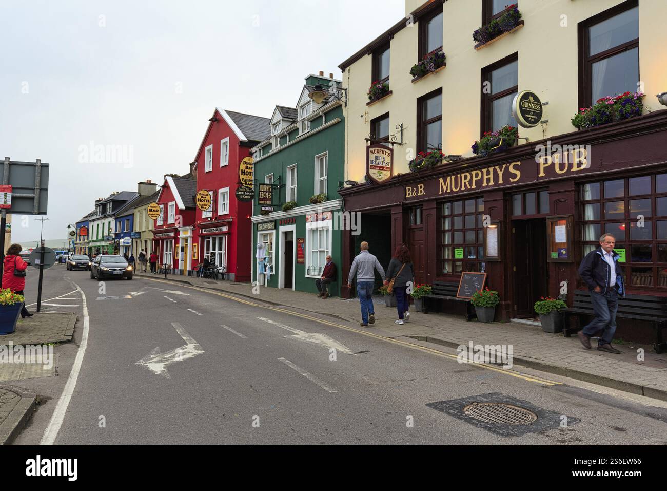 Paesaggio urbano, via dello shopping, passanti di fronte a un pub, Dingle, Dingle Peninsula, County Kerry, Slea Head Drive, Wild Atlantic Way, Irlanda, Europa Foto Stock