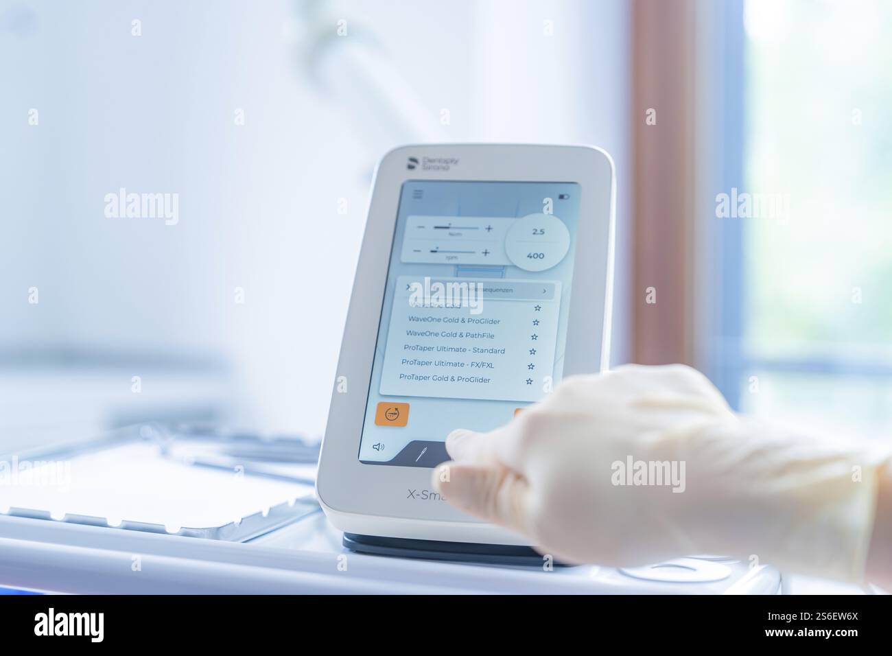 Un moderno touchscreen medico con un'interfaccia utente e una mano in primo piano, studio odontoiatrico, Germania, Europa Foto Stock