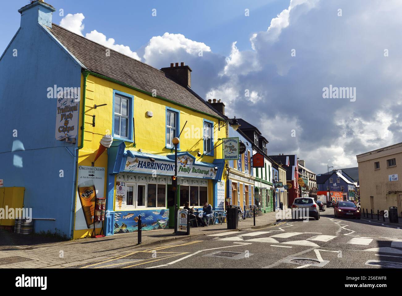 Colorato paesaggio urbano, via dello shopping, passanti, Fish&Chips Restaurant, Dingle, Dingle Peninsula, County Kerry, Slea Head Drive, Wild Atlantic Way, i Foto Stock