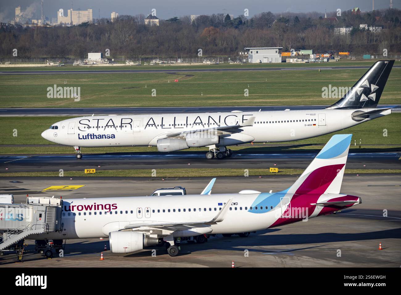 Lufthansa Airbus A340 sulla strada per il decollo, Eurowings Airbus al terminal, presso l'aeroporto di Duesseldorf, DUS, Renania settentrionale-Vestfalia, Germania, Europa Foto Stock