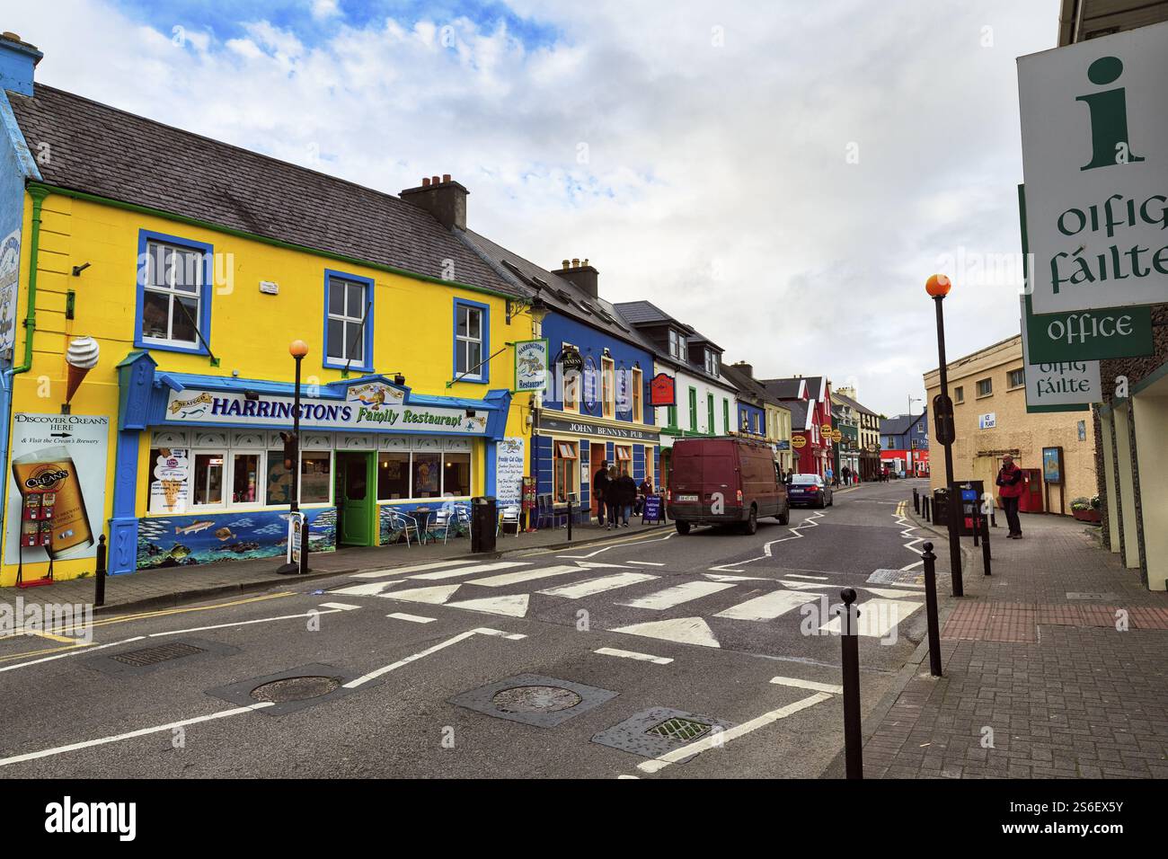 Colorato paesaggio urbano, via dello shopping, passanti, ristorante, Dingle, Dingle Peninsula, County Kerry, Slea Head Drive, Wild Atlantic Way, Irlanda, EUR Foto Stock