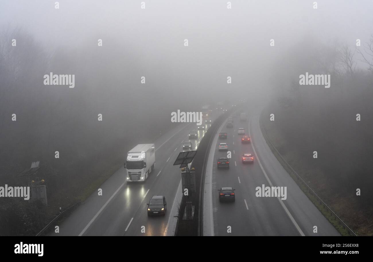 Nebbia fitta, con visibilità talvolta inferiore a 100 metri, autostrada A52, Essen, Renania settentrionale-Vestfalia, Germania, Europa Foto Stock