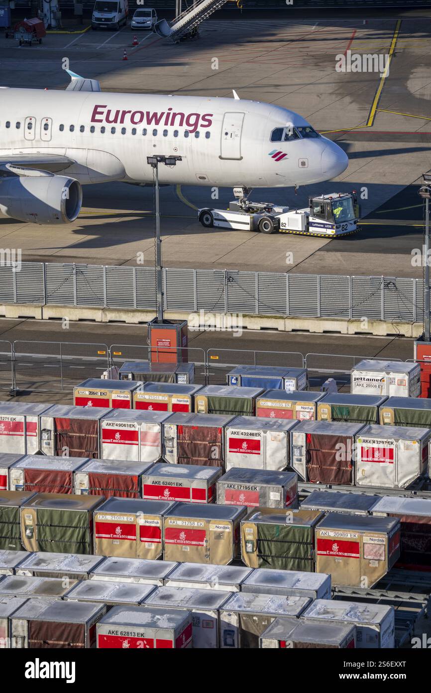 Aeroporto di Duesseldorf, Unit Load Devices, ULD, container per bagagli e merci per aeromobili a fusoliera stretta e larga, bagagli e merci sono pre-pa Foto Stock