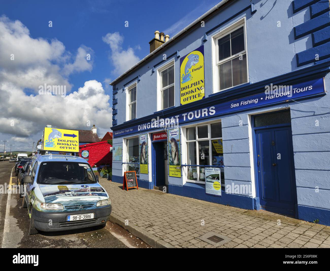 Agenzia di viaggi per escursioni in barca, osservazione dei delfini, facciata colorata, Dingle, penisola di Dingle, County Kerry, Slea Head Drive, Wild Atlantic Way, Irlanda, Foto Stock